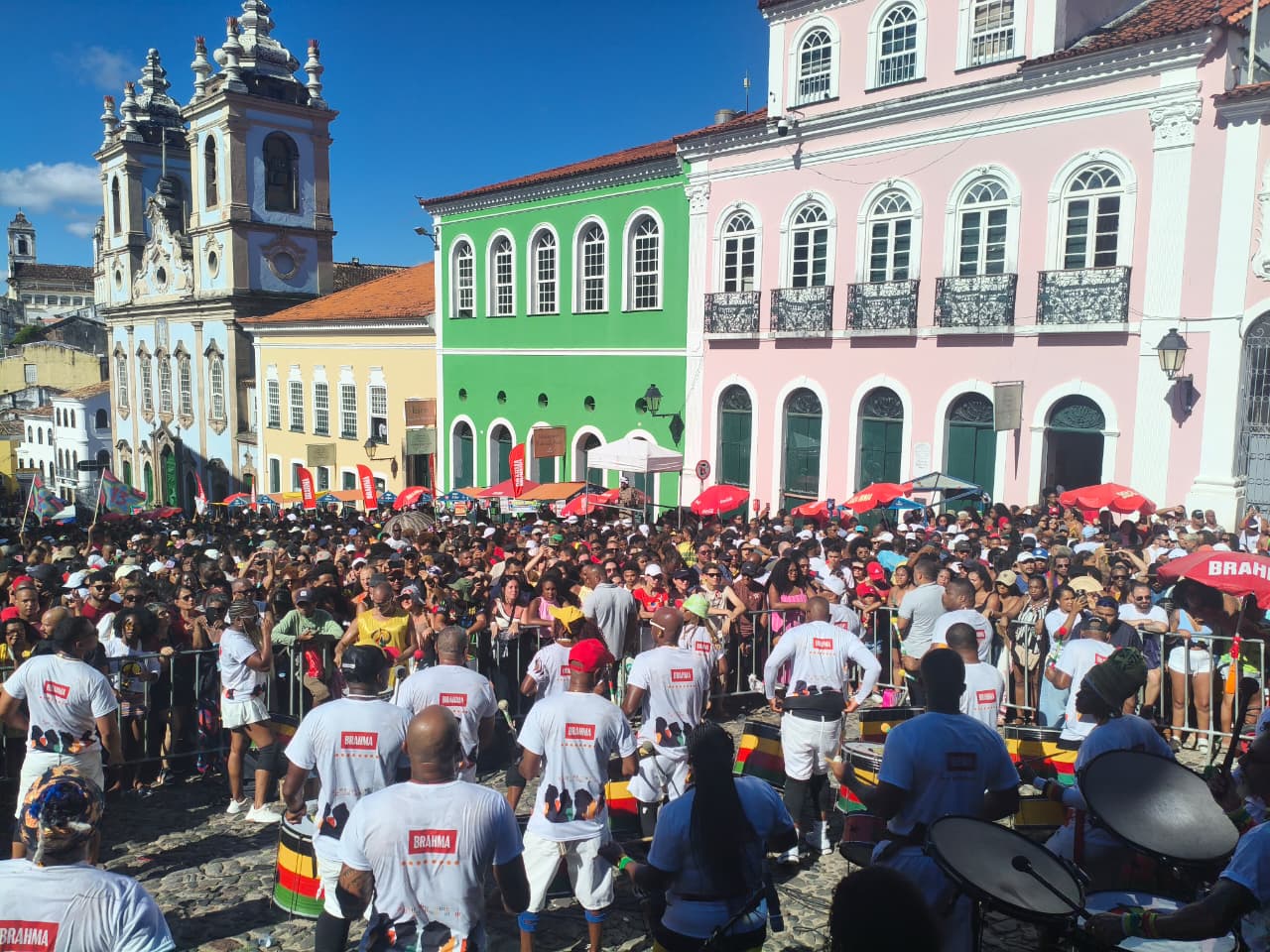 Imagem de Olodum se une à manifestação política de apoio a Lula com faixa gigante durante show